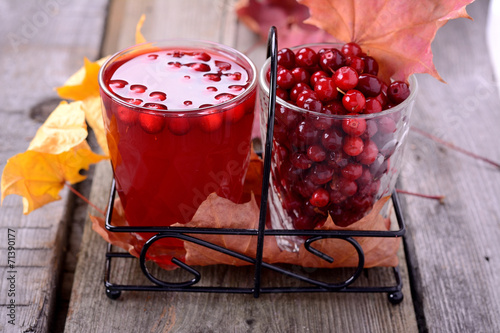 Foto lingonberry juice and berries
