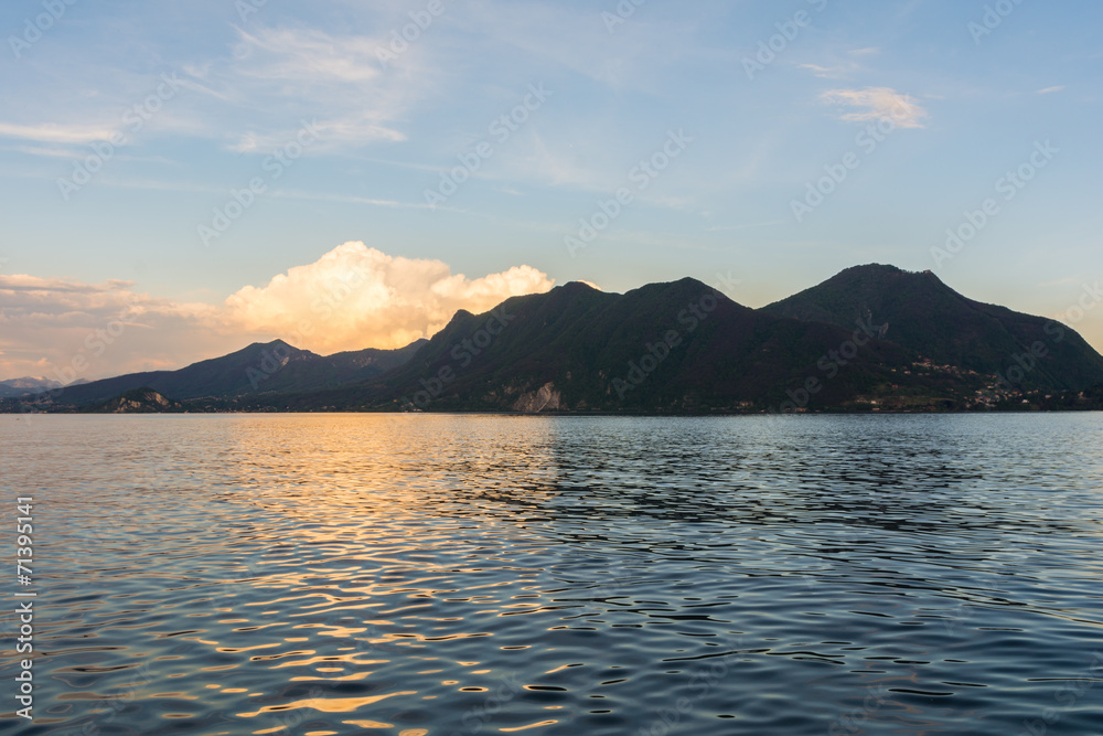 Abenddämmerung am Lago Maggiore in Italien