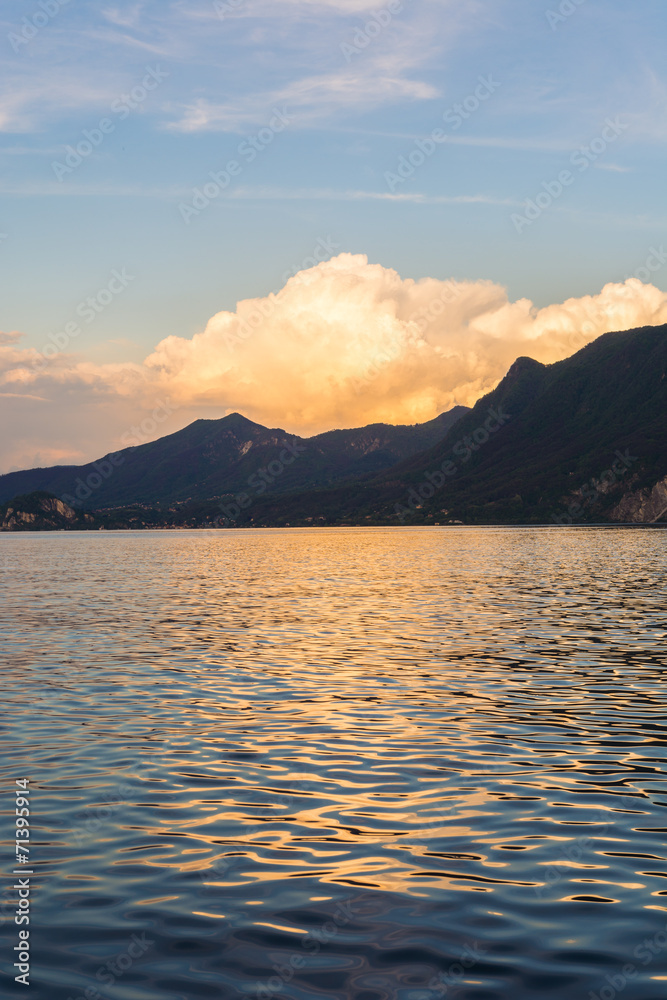 Abenddämmerung am Lago Maggiore in Italien
