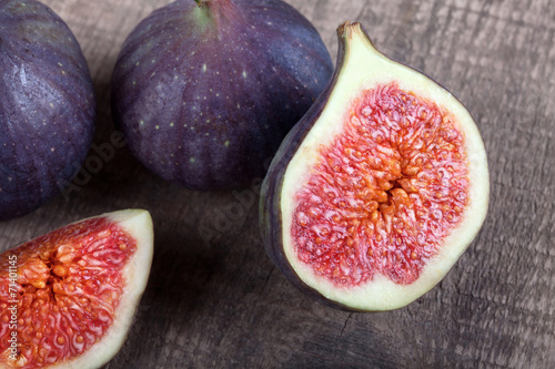Fototapeta Naklejka Na Ścianę i Meble -  figs on  wooden board