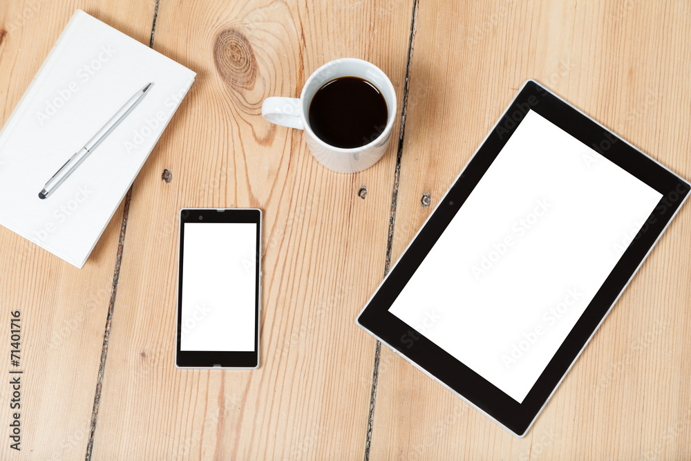 smartphone und tablet auf holzboden smartphone und tablet auf holzboden