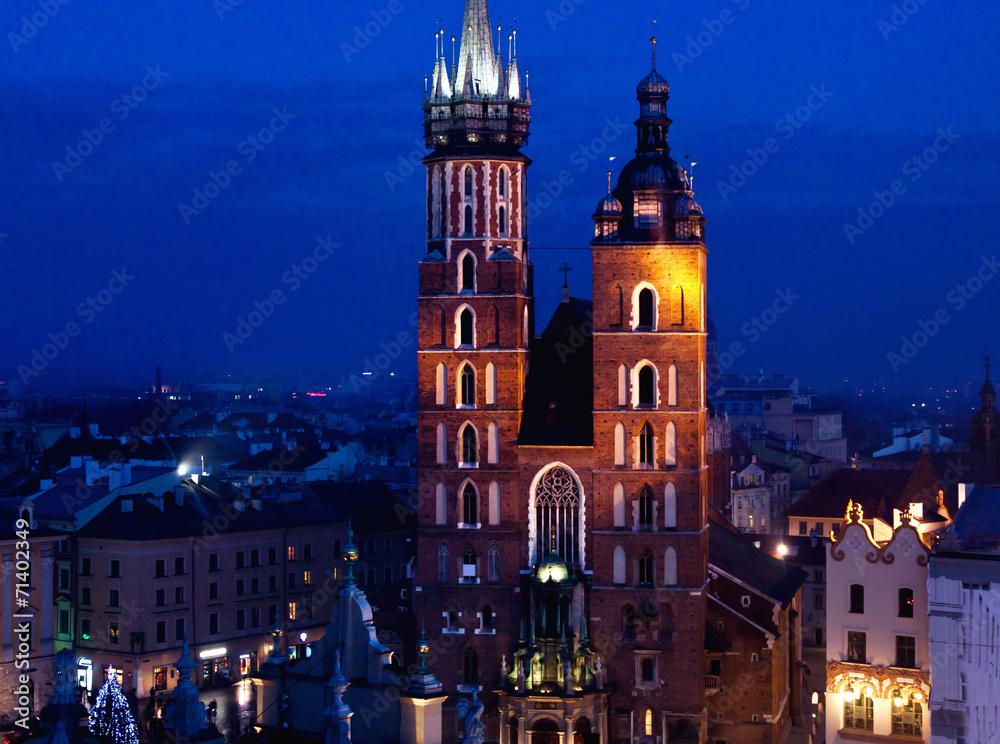 Naklejka premium St. Mary's church in Krakow at night