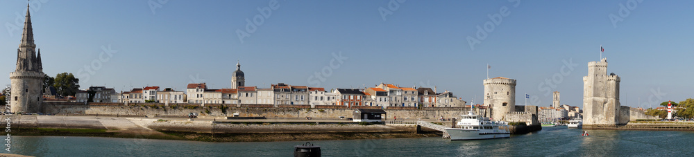 Canal vers le vieux port et les Tours de La Rochelle