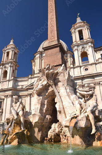 Piękna fontanna Cztery Rzeki na Piazza Navona w Rzymie, Włochy  #71413184