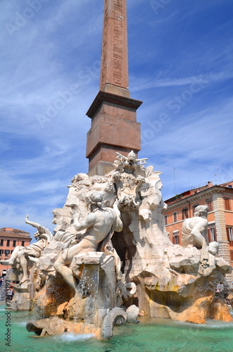 Piękna fontanna Cztery Rzeki na Piazza Navona w Rzymie, Włochy  #71413197