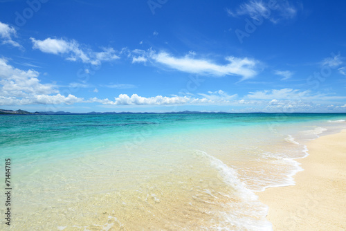 美しい沖縄のビーチと夏空