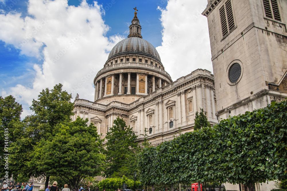 St. Pauls cathedral, view from the garden, London
