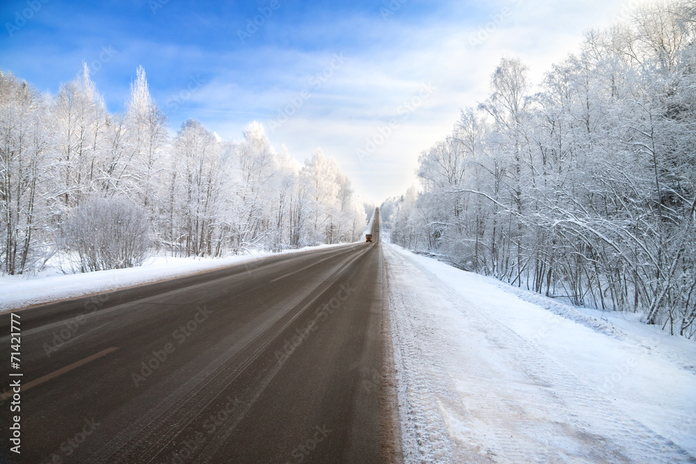 Obraz premium winter road highway traffic