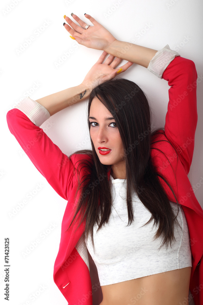 Ragazza con jeans e giacca rossa Ragazza con jeans e giacca rossa