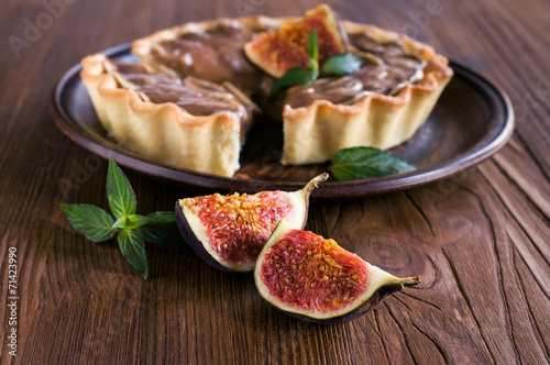 chocolate- banana tart with figs