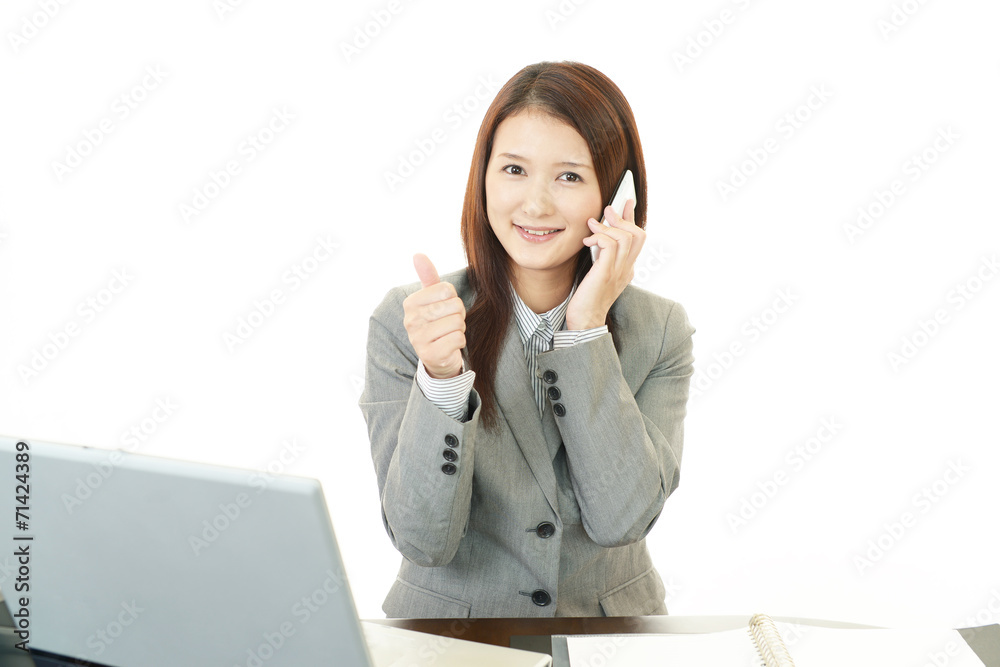 スマートフォンを持つ女性 スマートフォンを持つ女性