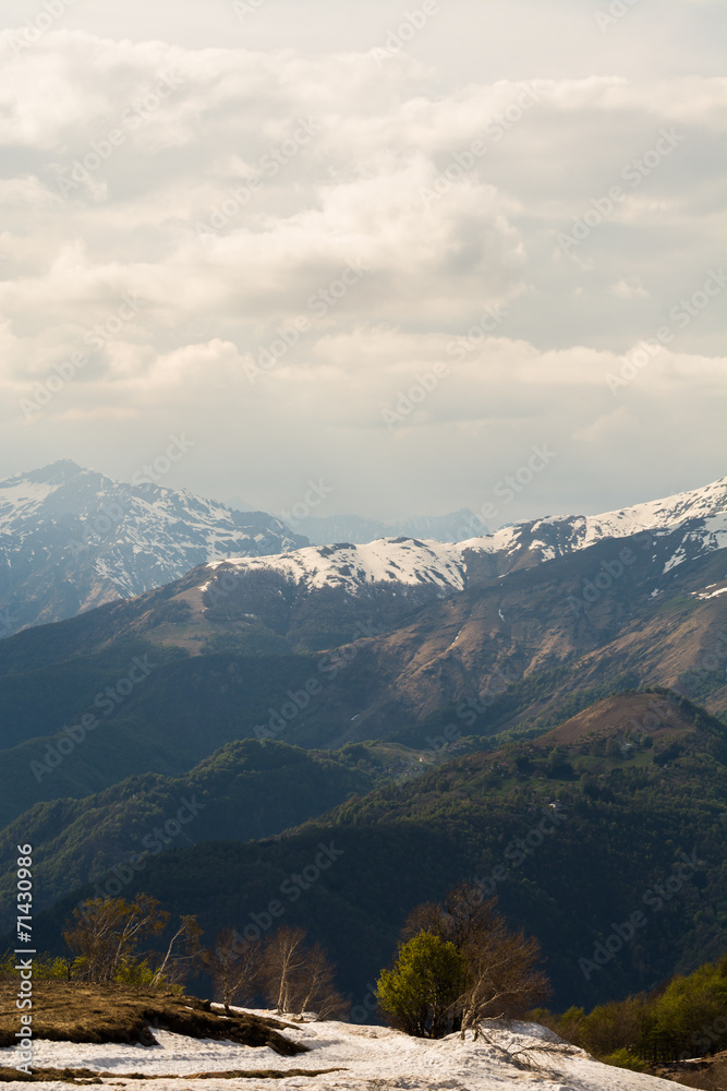 Blick vom Mottarone auf die Alpen Italiens