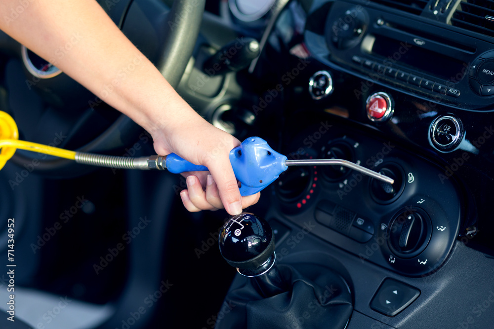 Obraz premium Dust removal with air gun at car wash