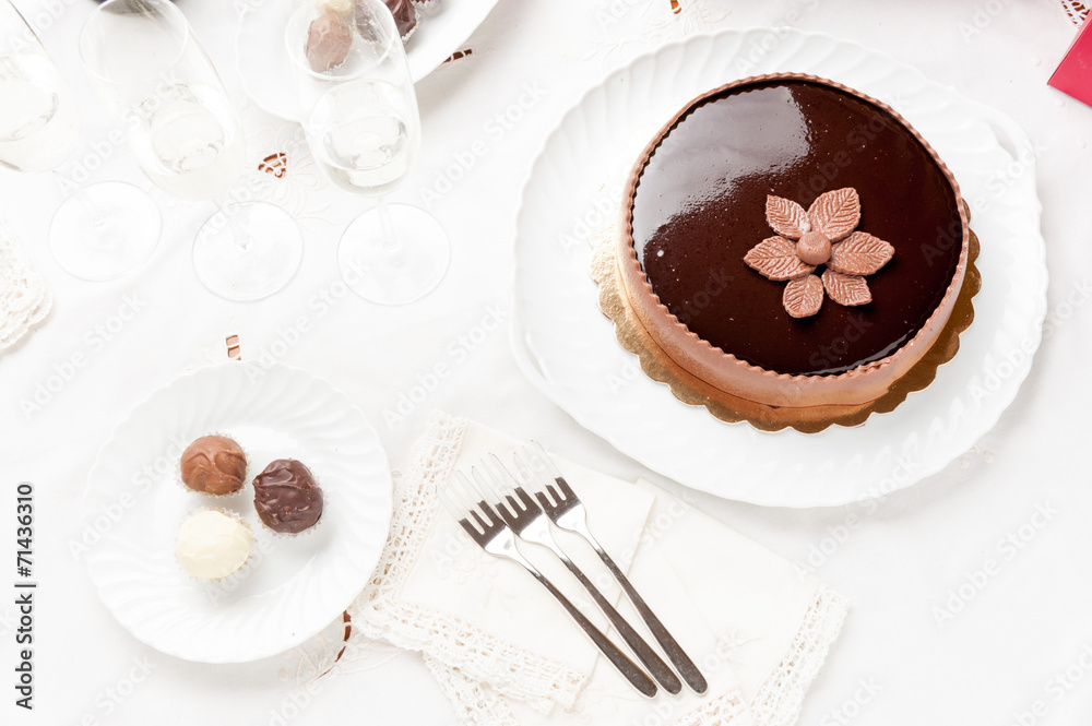 Torta farcita con fiore di cioccolato plastico Torta farcita con fiore di cioccolato plastico