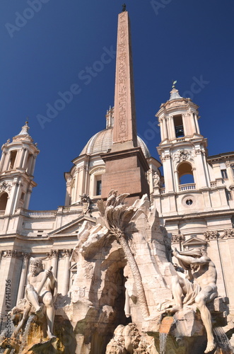 Piękna fontanna Cztery Rzeki na Piazza Navona w Rzymie, Włochy #71441756