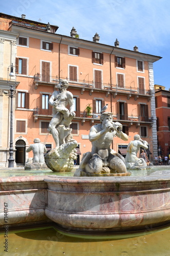 Piękna fontanna del Moro na Piazza Navona w Rzymie, Włochy #71441767