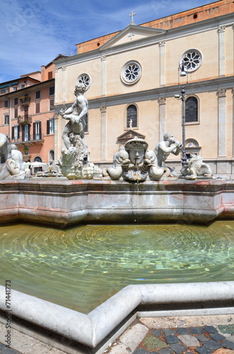 Piękna fontanna del Moro na Piazza Navona w Rzymie, Włochy #71441773