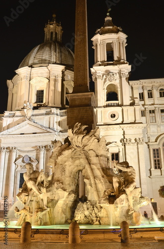 Piękna fontanna Cztery Rzeki nocą na Piazza Navona, Rzym, Włochy