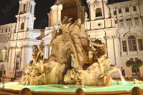 Piękna fontanna Cztery Rzeki nocą na Piazza Navona, Rzym, Włochy #71442369