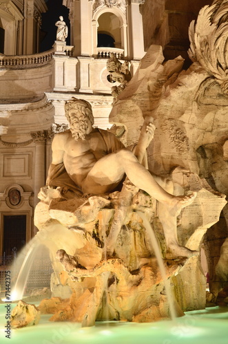 Piękna fontanna Cztery Rzeki nocą na Piazza Navona, Rzym, Włochy #71442375