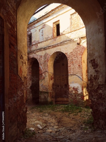 Fototapeta Naklejka Na Ścianę i Meble -  арка в монастыре