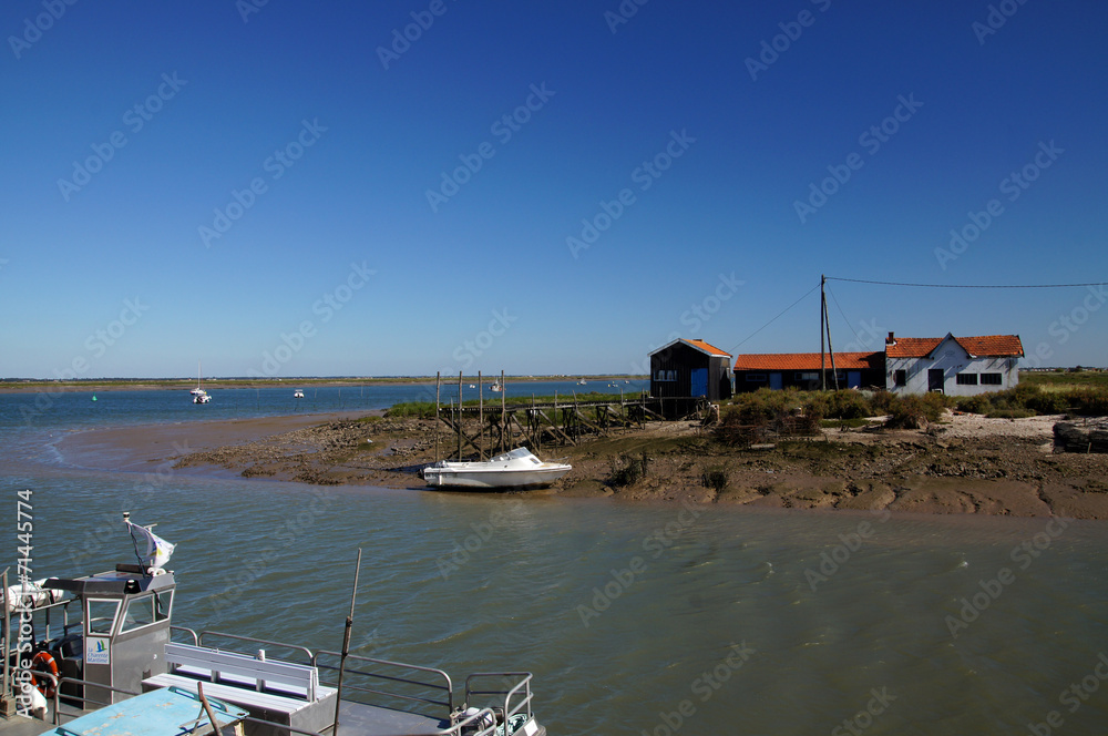 Bateaux et cabanes ostréicoles - port de La Grève - La Tremblade Stock