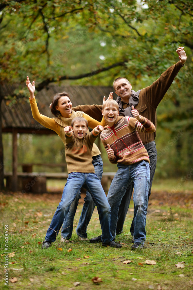 Fototapeta premium Czteroosobowa rodzina jesienią