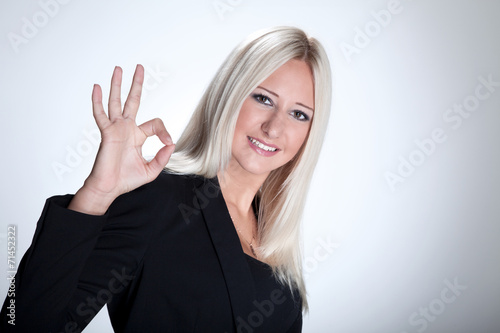 Frau zeigt OK Zeichen und lächelt Porträt © www.freund-foto.de
