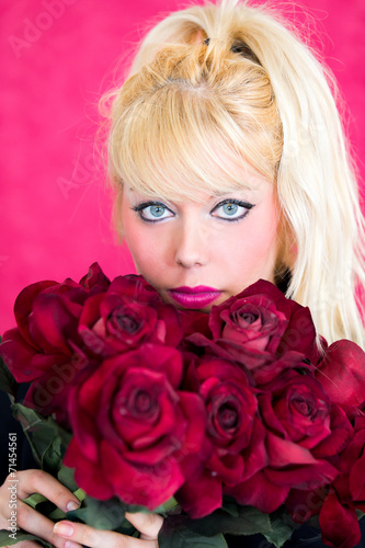 Blonde Frau mit roter Rose