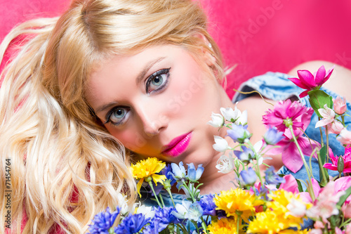 Blonde Frau mit blauen Augen und Blumen