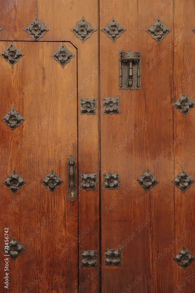 Puerta antigua decorada con detalles en hierro. Puerta antigua decorada con detalles en hierro.