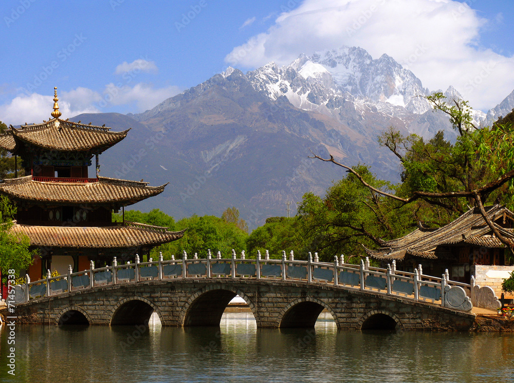 Black Dragon Pool and Jade Dragon Snow mountain (Yulongxui Shan) Black Dragon Pool and Jade Dragon Snow mountain (Yulongxui Shan)