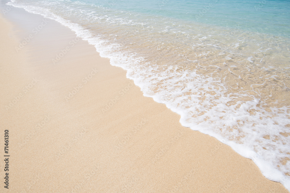 沖縄の海・砂浜の波