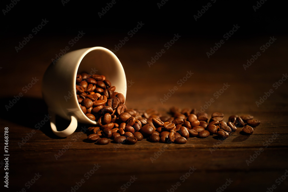 Naklejka premium kubek z rozlanymi ziaren kawy