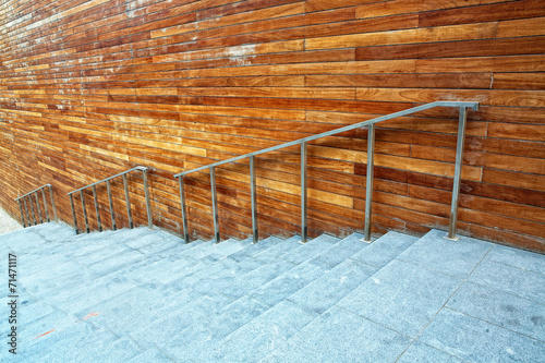 Nowoczesne schody na tle drewnianej fasady