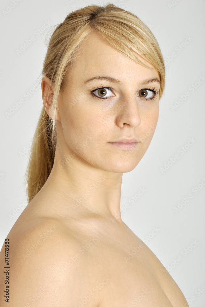 Hübsche blonde Frau im Portrait Hübsche blonde Frau im Portrait