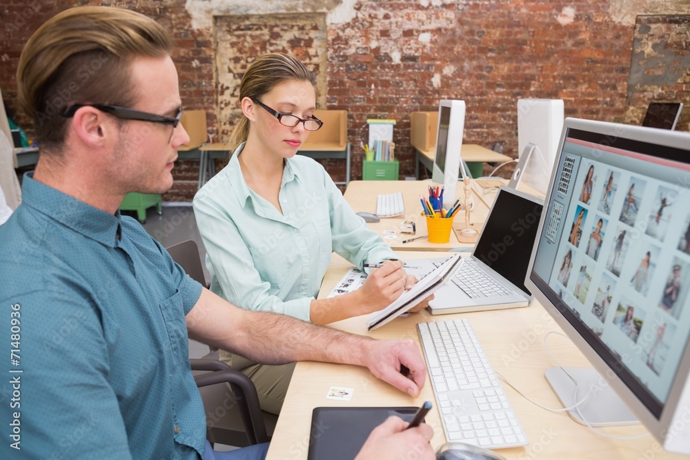 Obraz premium Casual photo editors using computer in office