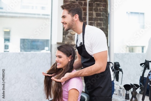 Φωτογραφία Handsome hair stylist with client