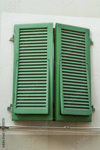 Finestre con persiane colore verde  facciata palazzo