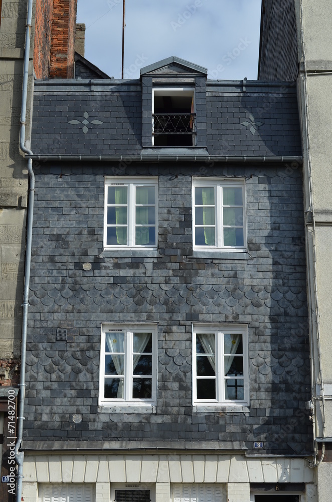 Immeuble avec façade en ardoises