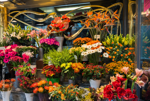 Street flower shop with colourful flowers © Elnur