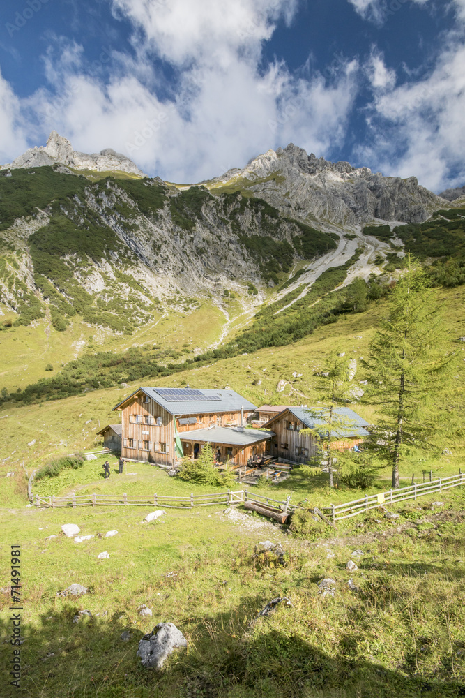 Obraz premium Schutzhütte in den Alpen
