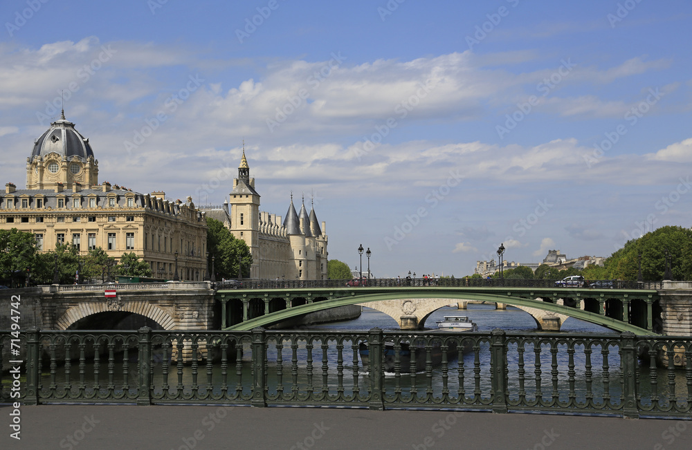 Blick auf Seine und Conciergerie (ehemaliges Gefängnis) in Paris