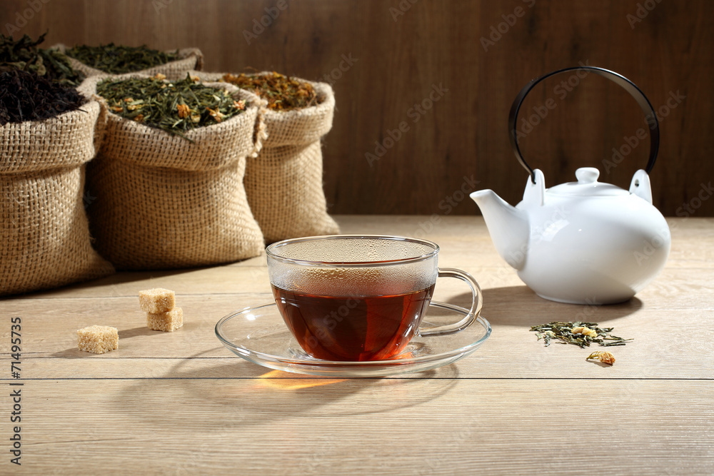 te' in tazza di vetro trasparente te' in tazza di vetro trasparente