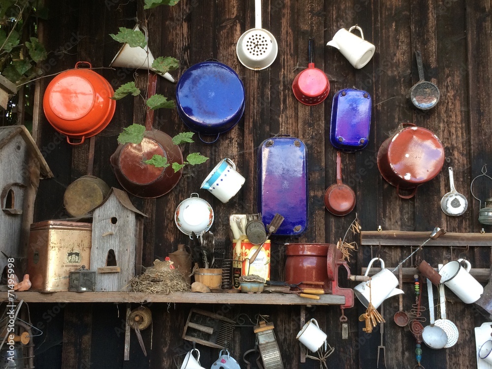 Fotografia do Stock: Dekoration im Garten: antikes und altes Geschirr