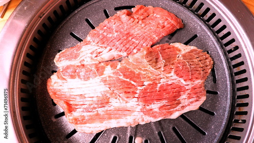 Fotografia uncooked pork on gridiron