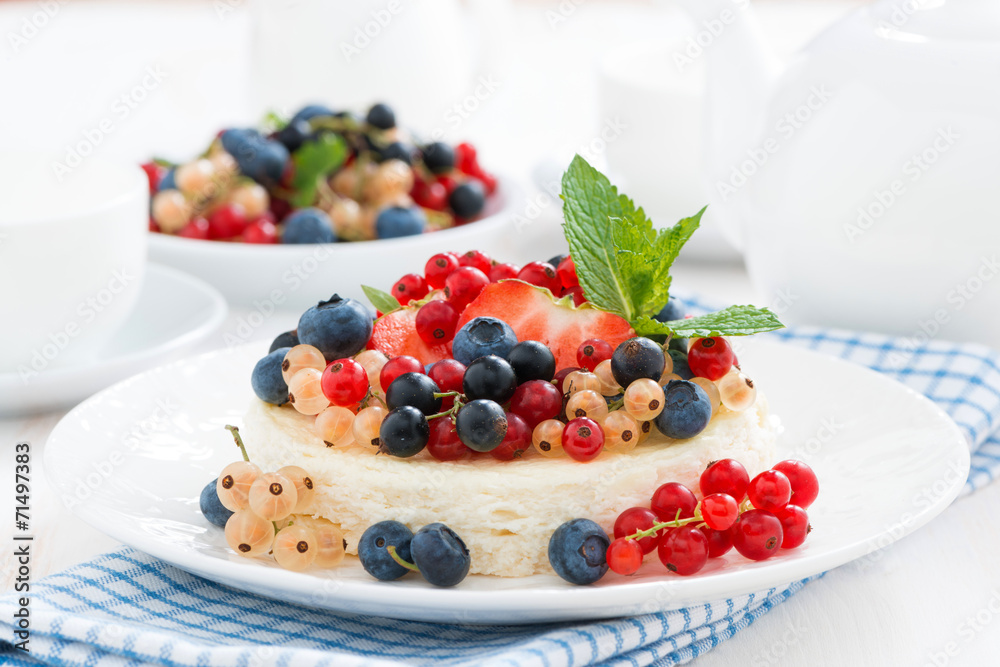 mini cheesecake with fresh berries, horizontal mini cheesecake with fresh berries, horizontal