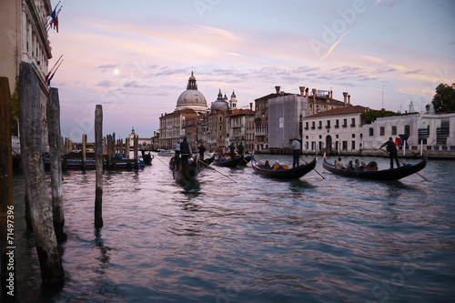 Góndolas en el Gran Canal de Venecia © Raul Mellado