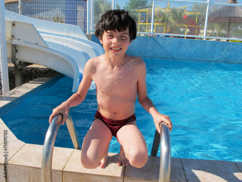 enfant sortant de la piscine