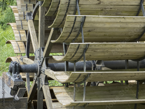 Wassermühle - Wasserrad aus Holzschaufeln, historisch